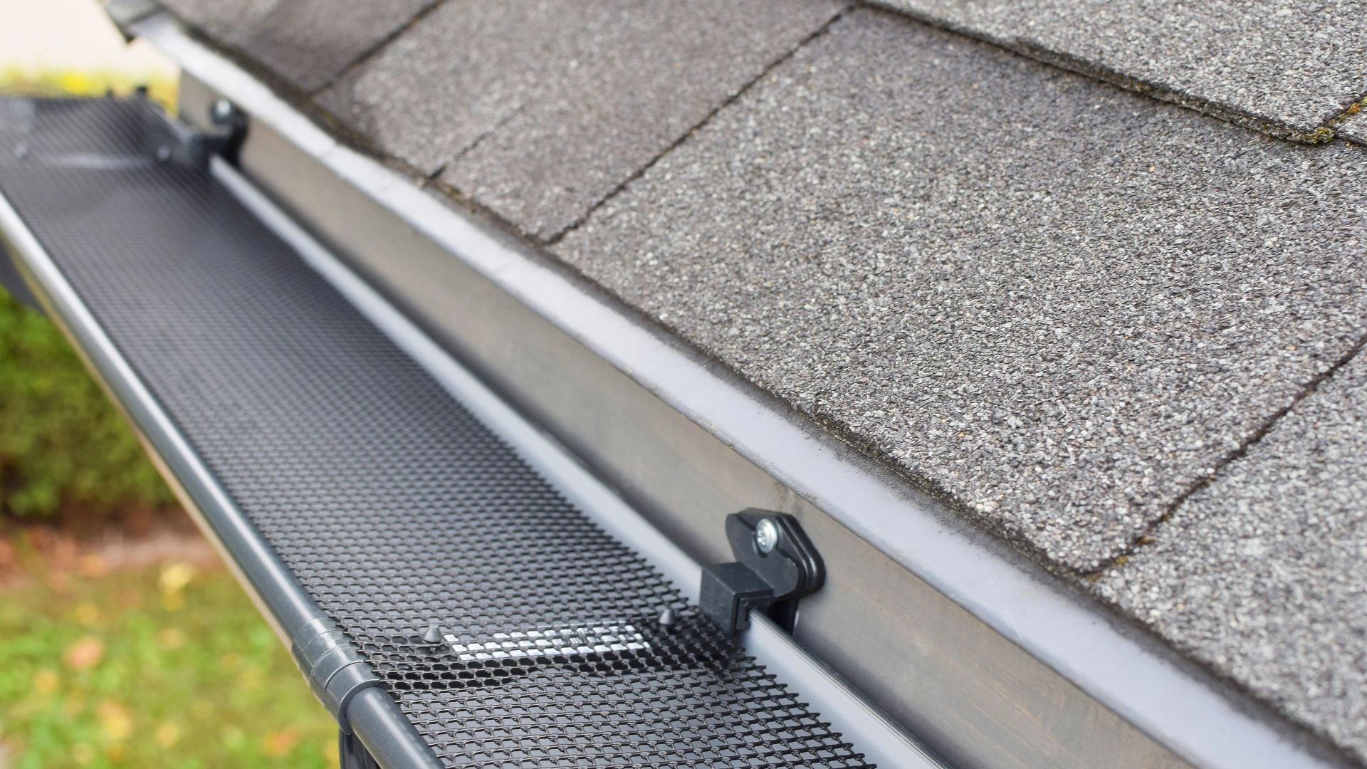 Commercial gutter cleaning service